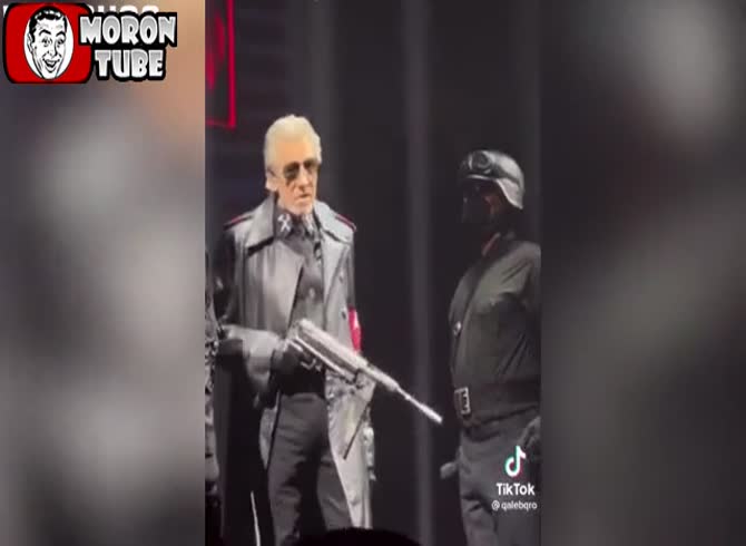 Video :Roger Waters of Pink Floyd enters the stage dressed as a Nazi